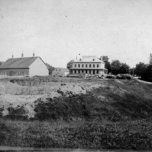 Vue du presbytère, de son étable et de la chapelle temporaire de L’Ancienne-Lorette